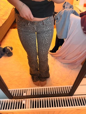 Leopard bootcut jeans från Nelly  - Snygga jeans med leopardmönster och bootcut passform. Coola lite unika jeans från Nelly i storlek 34. Säljer då de är lite för små för mig. Pris kan diskuteras och om man har frågor eller funderingar så är det bara att höra av sig / Mvh Amanda ❣️