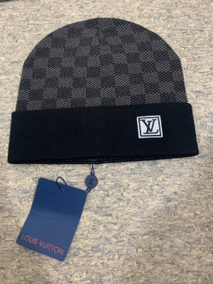 L och V mössa - Väldigt populär mössa under vintern pågrund av den vackra modell och dens extrem varma material, perfekt för dig som vill vara stillig och varm under vintern passa på!!