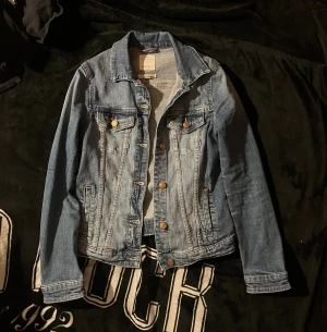 Y2K jeansjacka - Y2K jeansjacka från märket esprit. Är en mer fitted model och sitter mycket bra! Är i storlek S men sitter bra på XS också.