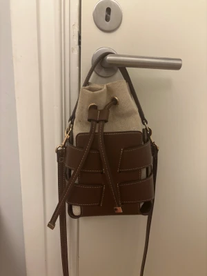 Brun bucket väska hm - Hej, tänkte kolla om någon är intresserad av min hm bucket väska💗