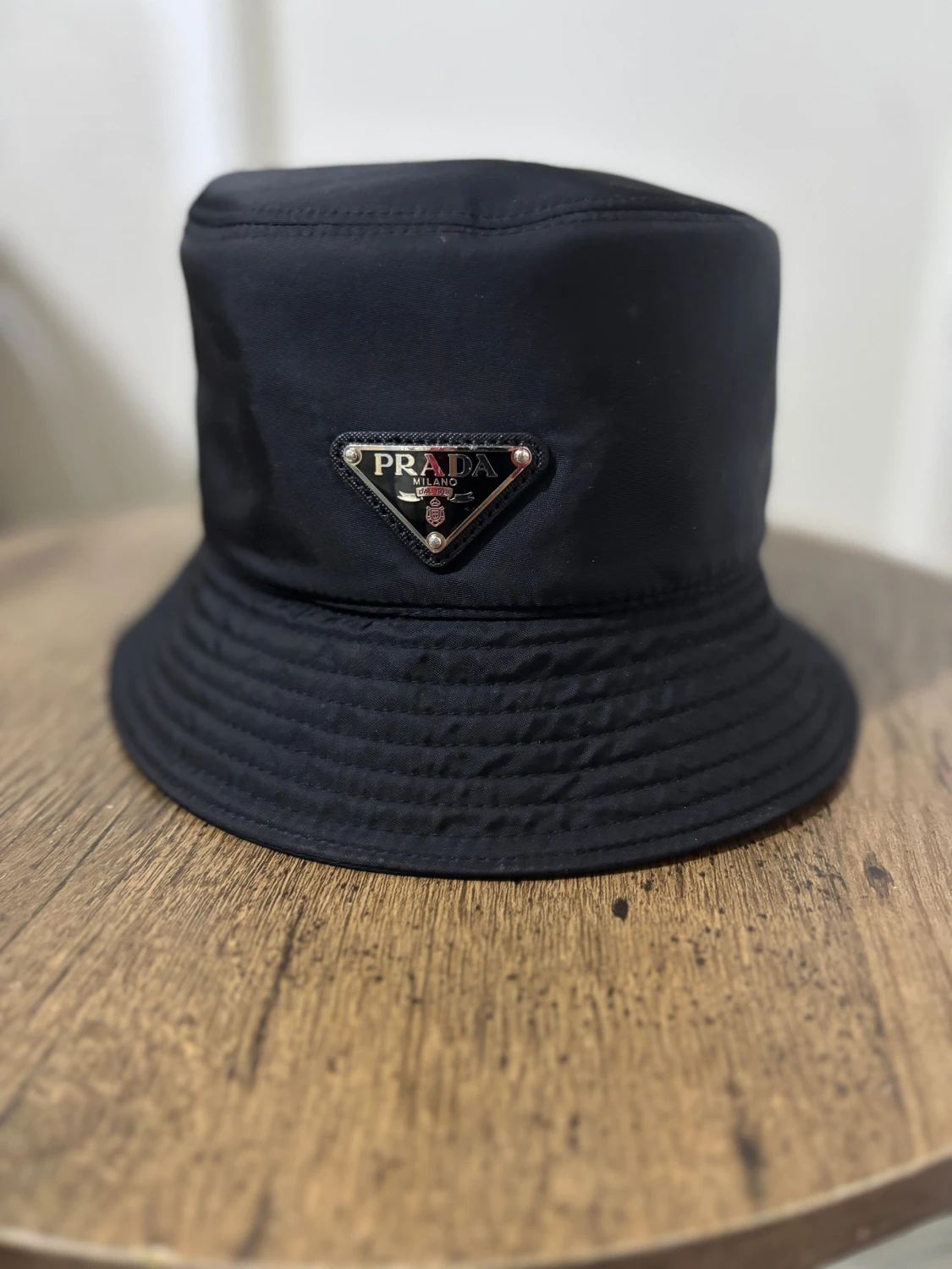 Svart bucket hat från Prada