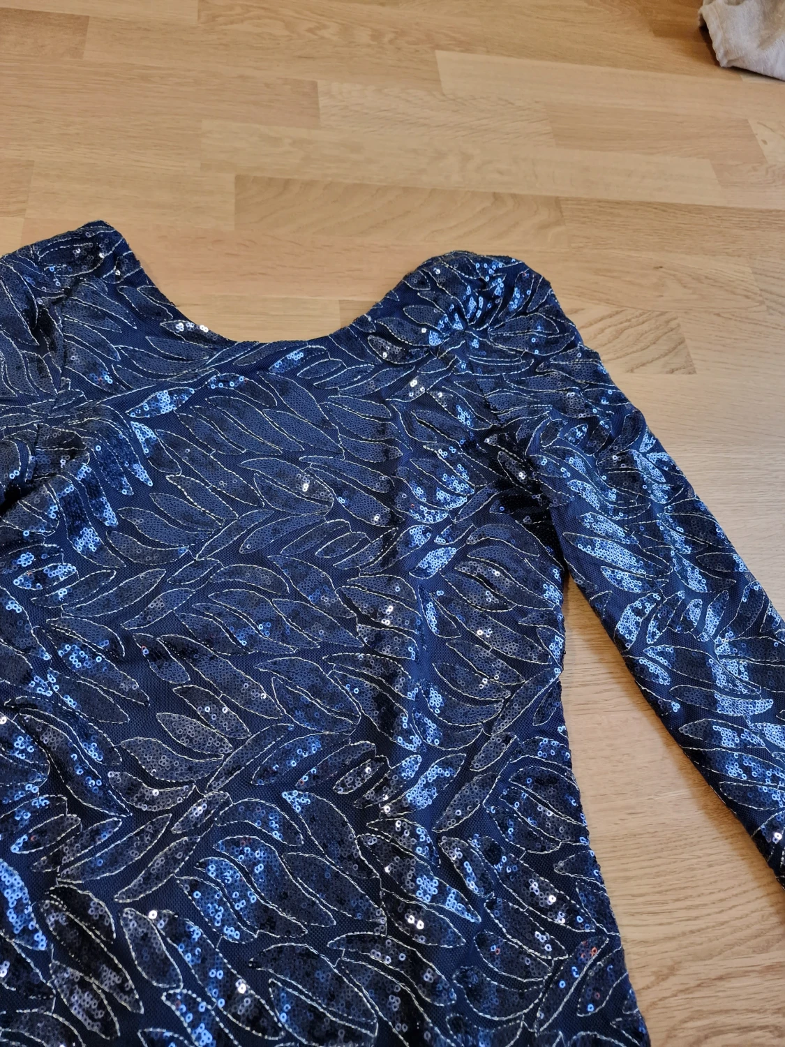 Glittrig marinblå klänning - 2