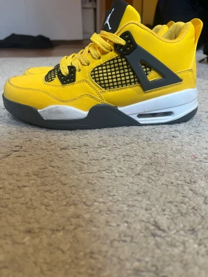  Jordan 4 retro yellow Byter och säljer  - Nike Air Jordan 4 Retro sneakers i en fet gul färg 🎨 och byter de skriv om ni har byten eller frågor 