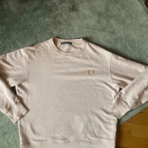 Sweatshirt  Acne Studios - Så fin sweatshirt från Acne Studios i 100% bomull. Jättebra skick och sparsamt använd. Sitter väldigt bra, är lös i passfromen. 