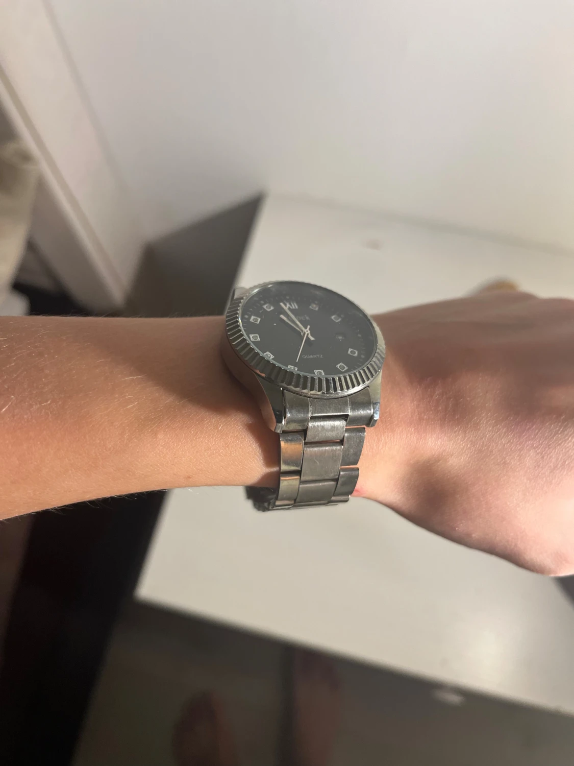 Silverfärgad Relock klocka med svart urtavla - 1