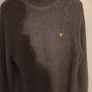 Lyle & Scott tröja storlek L - Lyle & Scott svart tröja storlek L helt ny inte använd för att den passade inte mig så den är inte alls rörd säljs för mindre än vad den blev köpt för.   Finns i Linköping hör av er gärna om ni är intresserade om du inte kan komma hit så kan jag skicka den till ditt hem med paket 👍