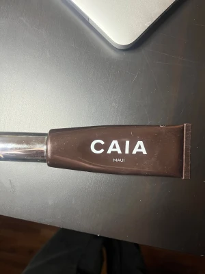 CAIA Maui flytande bronzer - Flytande bronzer från CAIA i nyansen Maui. Kommer i en brun tub med silvrig pump, perfekt för att ge ansiktet en solkysst look. Enkel att applicera och blanda ut för ett naturligt glow. Mycket produkt kvar då den bara är använd ett fåtal gånger.❣️