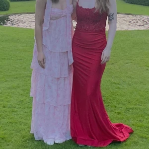 Vinröd balklänning  - En super vacker röd balklänning med stenar och spets! Den är i storlek S. Den har en djup öppen rygg med band i kors! Köpte den på Vinted och den är använd en natt av mig och av förra ägaren! Den är köpt originellt från Zapaka! 