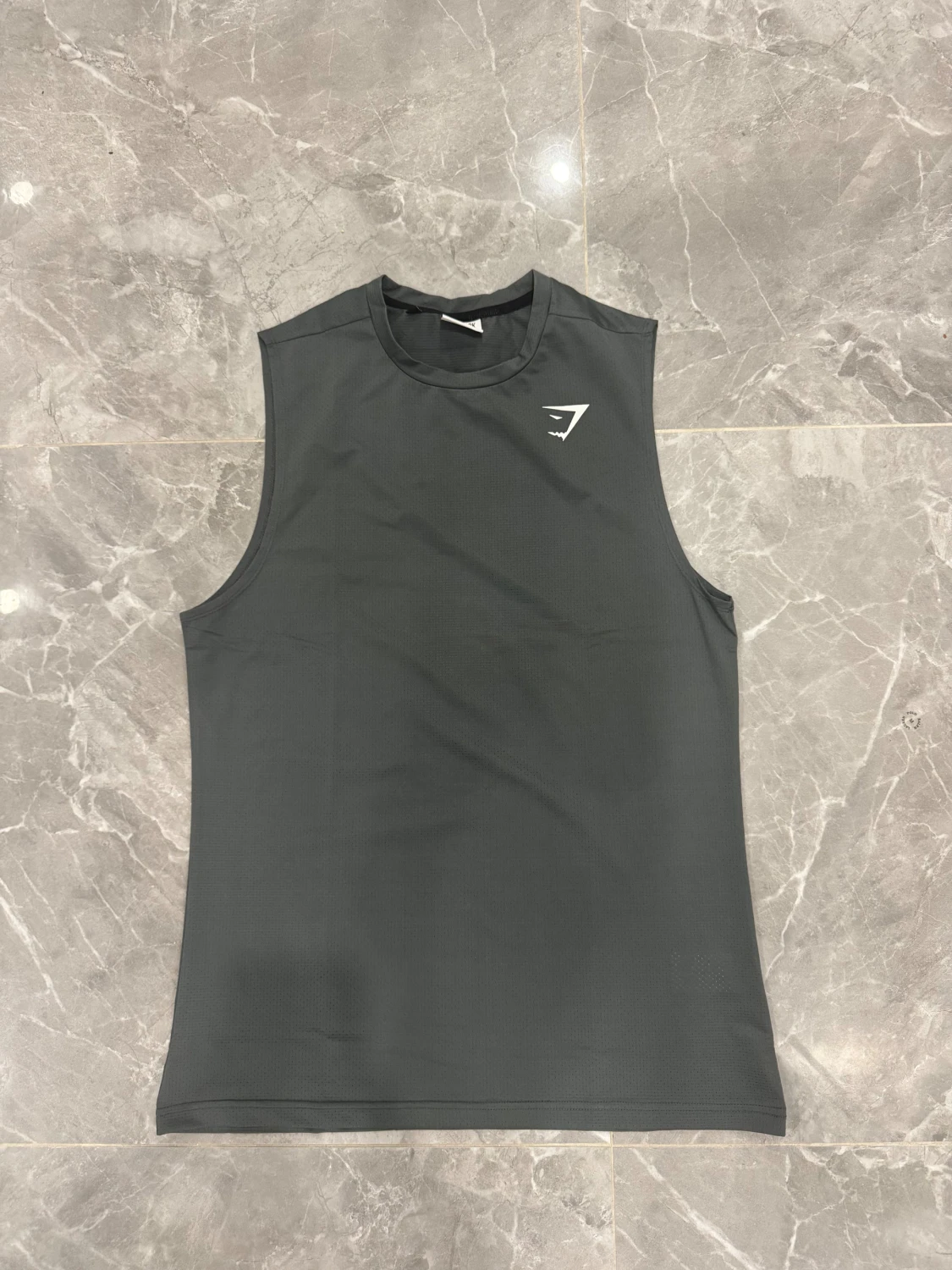 Mörkgrå ärmlös linnetopp från Gymshark