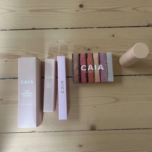 Sminkpaket – CAIA & Isadora | Primers | Highlighter | Ögonskugga - Sminkpaket – CAIA & Isadora Primers | Highlighter | Ögonskugga  Säljer ett helt nytt och oöppnat sminkpaket med produkter från CAIA Cosmetics och Isadora:  CAIA The Perfect Prime – 345 kr  CAIA That Dewy Look Prime – uppskattat nypris 250 kr   CAIA Disco Fever – uppskattat nypris 295 kr   CAIA Icy Champagne Shadow Pencil – uppskattat nypris 199 kr   Isadora Glow Stick 24 Sparkling Beige – 169 kr  💬 Säljes endast pga har liknande produkter redan. Allt är oöppnat och i nyskick.  💰 Nypris totalt: c