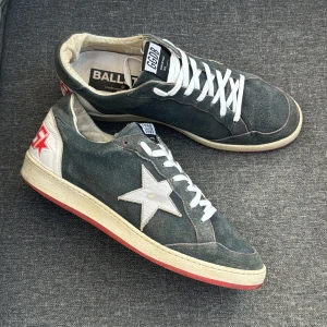 Golden Goose Skor | 43 - Golden Goose Ballstar Sneakers | Bra skick men aningen slitet vid hälen | Endast skorna ingår
