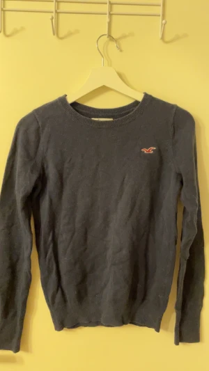 Hollister tröja - Säljer denna fina hollister tröja😊🌸 säljer bara via (Instabox) allt jag säljer kommer nytvättat💕