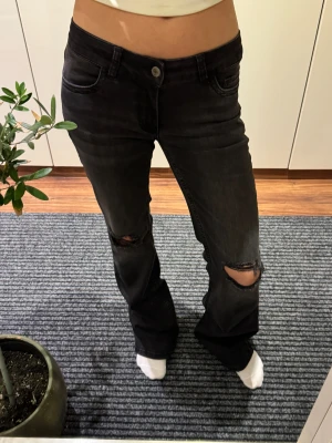 Svarta Nelly jeans - Lågmidjade jeans med hål från Nelly i storlek xs. De är aldrig använda eftersom jag tycker de är lite pösiga. Skriv för fler bilder eller om du har några frågor!🥰