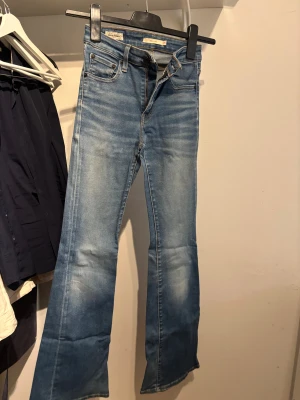 Levi's 726 Flare ljusblå jeans - Säljer ett par Levi's Flare jeans i ljusblå tvätt.  Jeansen har normal passform och är tillverkade i mjukt bomullsjeansmaterial. Perfekta för dig som gillar retrovibbar. Skriv om du har några frågor💗