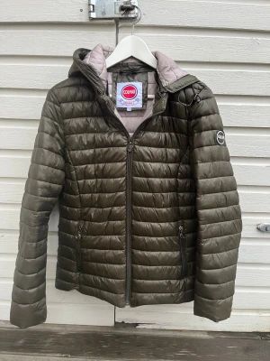 Colmar jacka - Tja! Nu säljs denna sjukt snygga Colmar jacka. Skick 9/10 absolut toppskick som ny. Nypris ligger runt 4000kr men säljs nu för 1200kr. Hör av er vid minsta lilla fundering. 