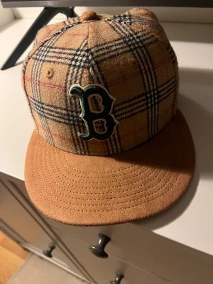 Keps  - Här är en unik keps köpt i USA och är näst intill oanvänd som är för dem som vill ha något stiligt på huvudet eller kanske hejar på Boston… Pris kan diskuteras vid snabb affär
