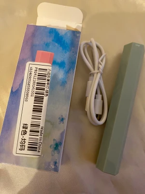 Hexagonal UV-lampa - Portabel hexagonal UV-lampa med USB-C laddning, perfekt för nagelvård eller desinfektion. Levereras med originalförpackning och laddningskabel. Lampan är i nyskick och fungerar utmärkt, ingen synlig skada eller slitage.