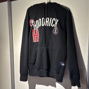 Svart hoodie från Hoodrich med tryck - Svart hoodie från Hoodrich.