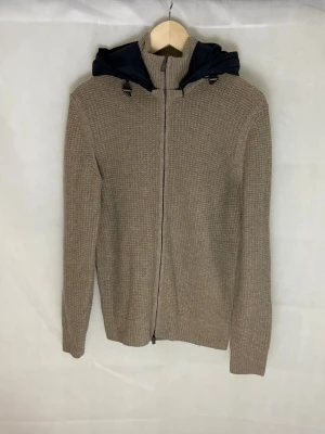 Massimo dutti cardigan  - Modellen är 185. Inga skavanker 