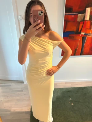 Ljusgul balklänning  - Superfin ljusgul klänning som passar perfekt till balen! Passar bra på mig som nästan är 170💞 prislapp kvar!! Aldrig använd, skriv om fler bilder önskas 💞💞 TAR EMOT BUD 