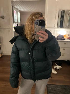 Grön vinterjacka - Supersnygg mörkgrön jacka som inte går att köpa längre och är eftertraktad!💗 obs säljer två st och denna har ett litet hål som är igensytt💗