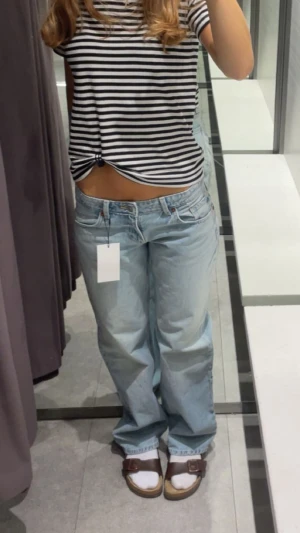 Ljusblåa straight jeans från zara!  - Säljer ett par ljusblå jeans från Zara, super trendiga just nu! Låg midja och straight fit 🫰 jag är 177 
