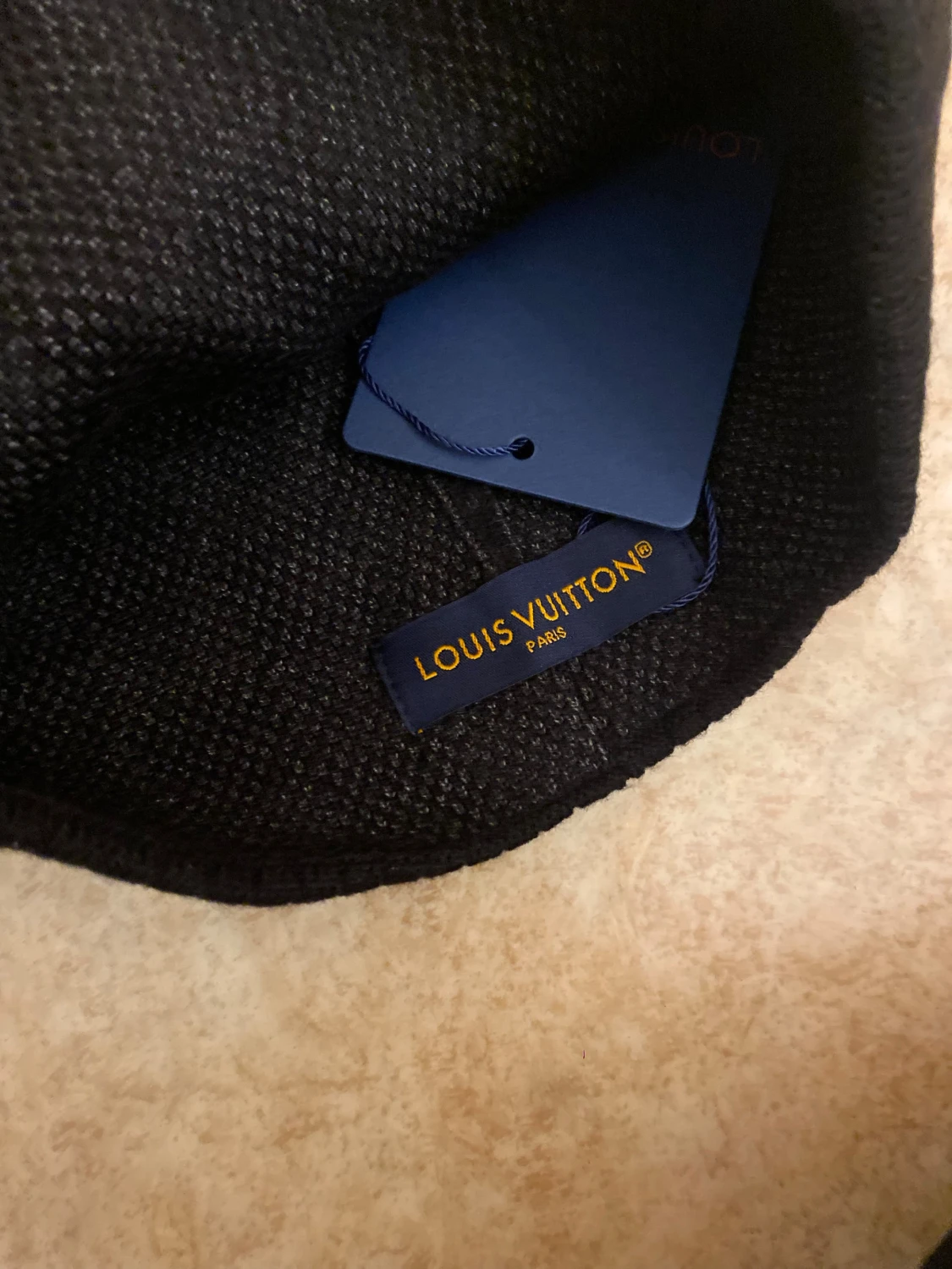 Svart L.-v mössa  - 2