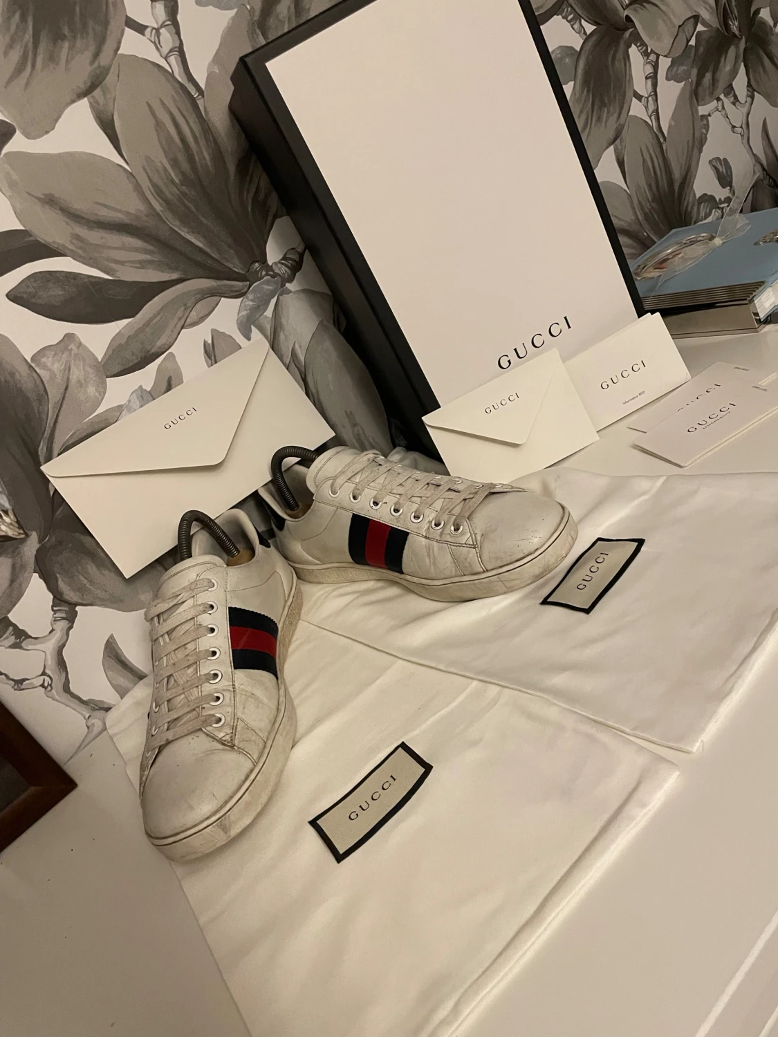 Gucci sneakers med röd och blå rand