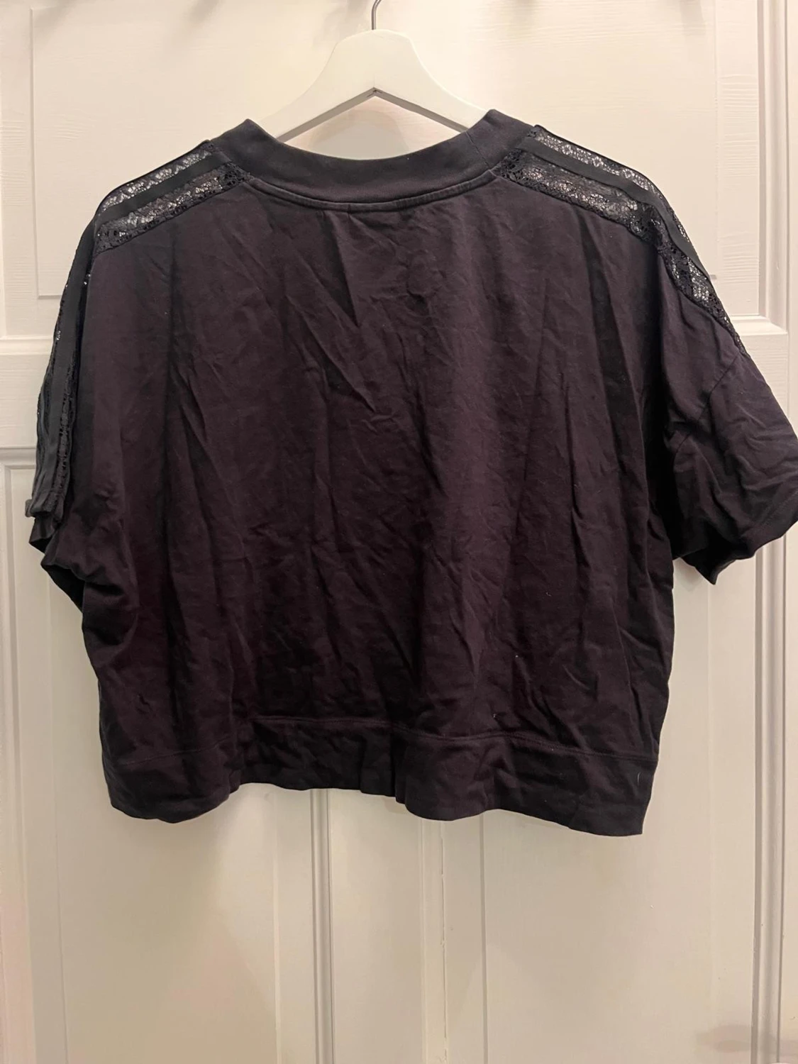 Svart croppad Adidas t-shirt med spets - 3