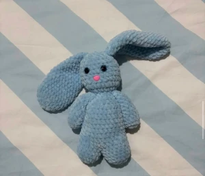 Kanin med en filt och napphålare. - Här är det en gullig blå kanin med en filt och en napphålare. De är jätte mjuka och sköna att hålla i. Kan virka som ni önskar. 100kr st.