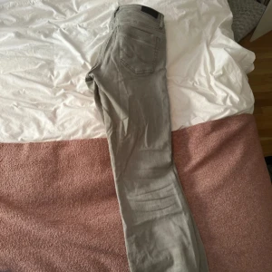 Grå jeans från LTB, straight fit - Snygga grå jeans från LTB med klassisk femficksdesign och raka ben. Jeansen har normal passform och är tillverkade i mjukt bomullsmaterial med lite stretch för extra komfort. Perfekt för dig som gillar stilrena och enkla jeans.