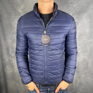 Colmar Jacka - Skick: 8,5/10, inga defekter. | Ingår: Endast jackan. | Nypris: +- 4000 SEK. | Storleken är M. | Modellen är 183cm och väger cirka 70kg.