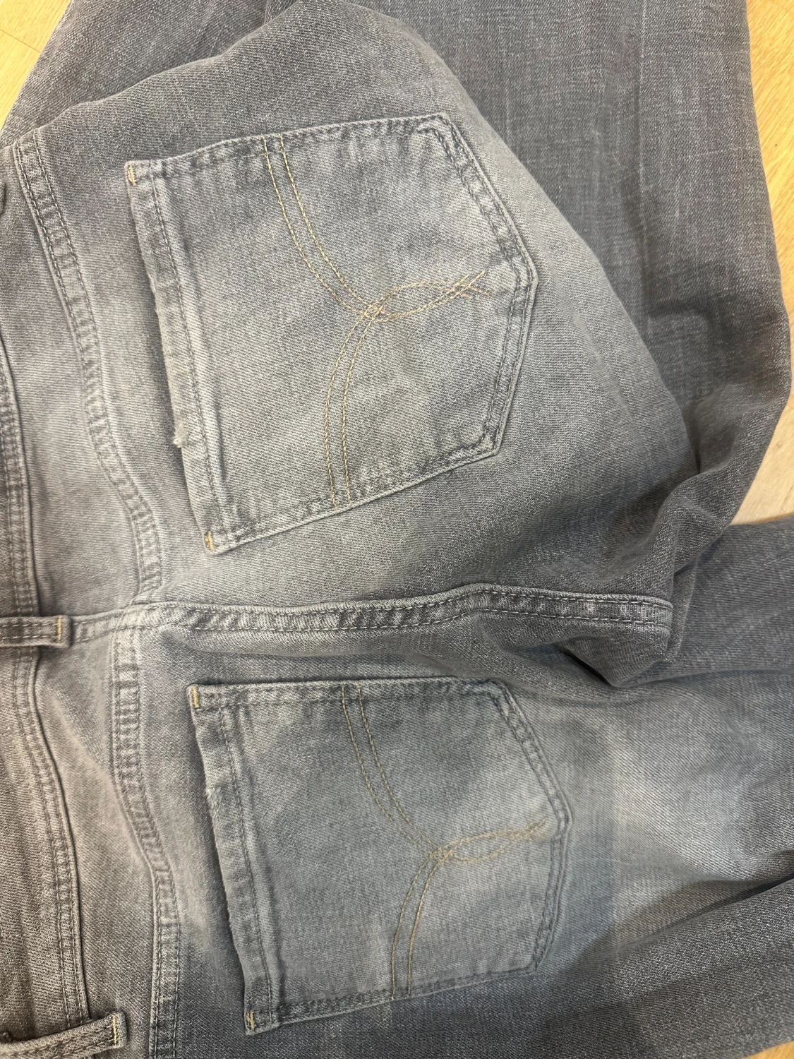 Grå lågmidjde  jeans från Bershka - 1