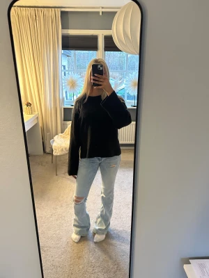 Ljusblå bootcut jeans med slitningar - Skit snygga ljusblå lågmidjade jeans med hål som jag har gjort! Dom är från hm och är i bra skick med har lite slitningar längst ner för att dom är lite långa på mig 💞