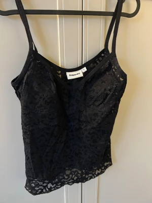 Svart spetsig linne - Jättesnyggt svart spetsigt linne som aldrig kommer till användning! Nästan helt oanvänd