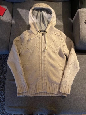 Beige stickad hoodie från Gabba(sällsynt) - Säljer en beige stickad hoodie från Gabba med dragkedja och snörning i huvan. Tröjan är storlek M. Skick 9/10. Bara höra av dig vid funderingar😁
