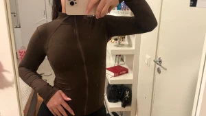 Brun tight träningsjacka med dragkedja - Slimmad brun träningströja. Tillverkad i stretchigt syntetmaterial som sitter snyggt och bekvämt. Super bekväm och snygg! 