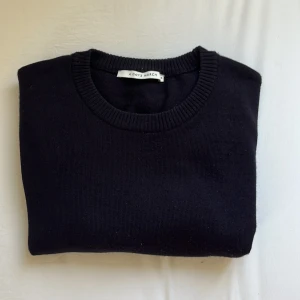 Stickad tröja a days march - En klassisk blå stickad knit i merinoull från A days march i storlek M. Nypris: 1200kr. Vårt pris: 399kr. Hör av er vid frågor/fler bilder!