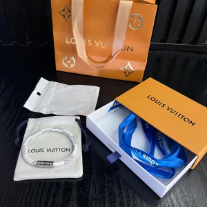 Lv armband 19 - Sprillans nytt armband! Riktig go investering! Finns endast i storlek 19✔️ allt på bilden medföljs vid köp✔️Vid minsta fundering kontakta mig✔️
