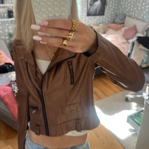 Brunguldig skinnjacka från Vero Moda - Snygg brun skinnjacka från Vero Moda med coola dragkedjor och detaljer. Storlek s💓💓