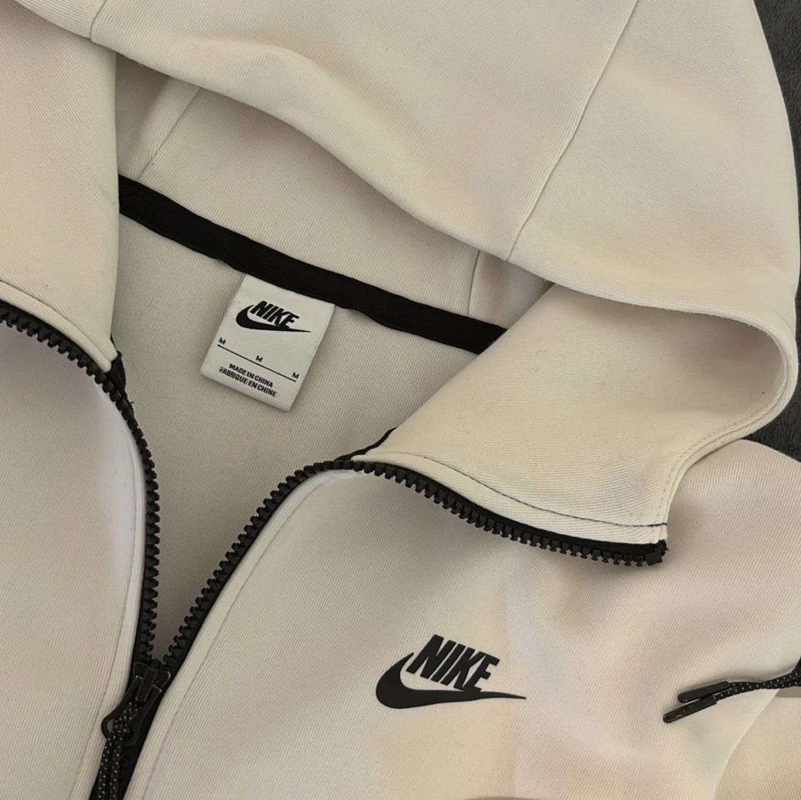 Vit Nike hoodie med svarta detaljer - 2