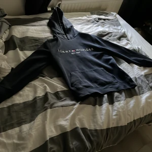 Mörkblå hoodie Tommy Hilfiger M - Pris går att diskuteras vid köp idag.