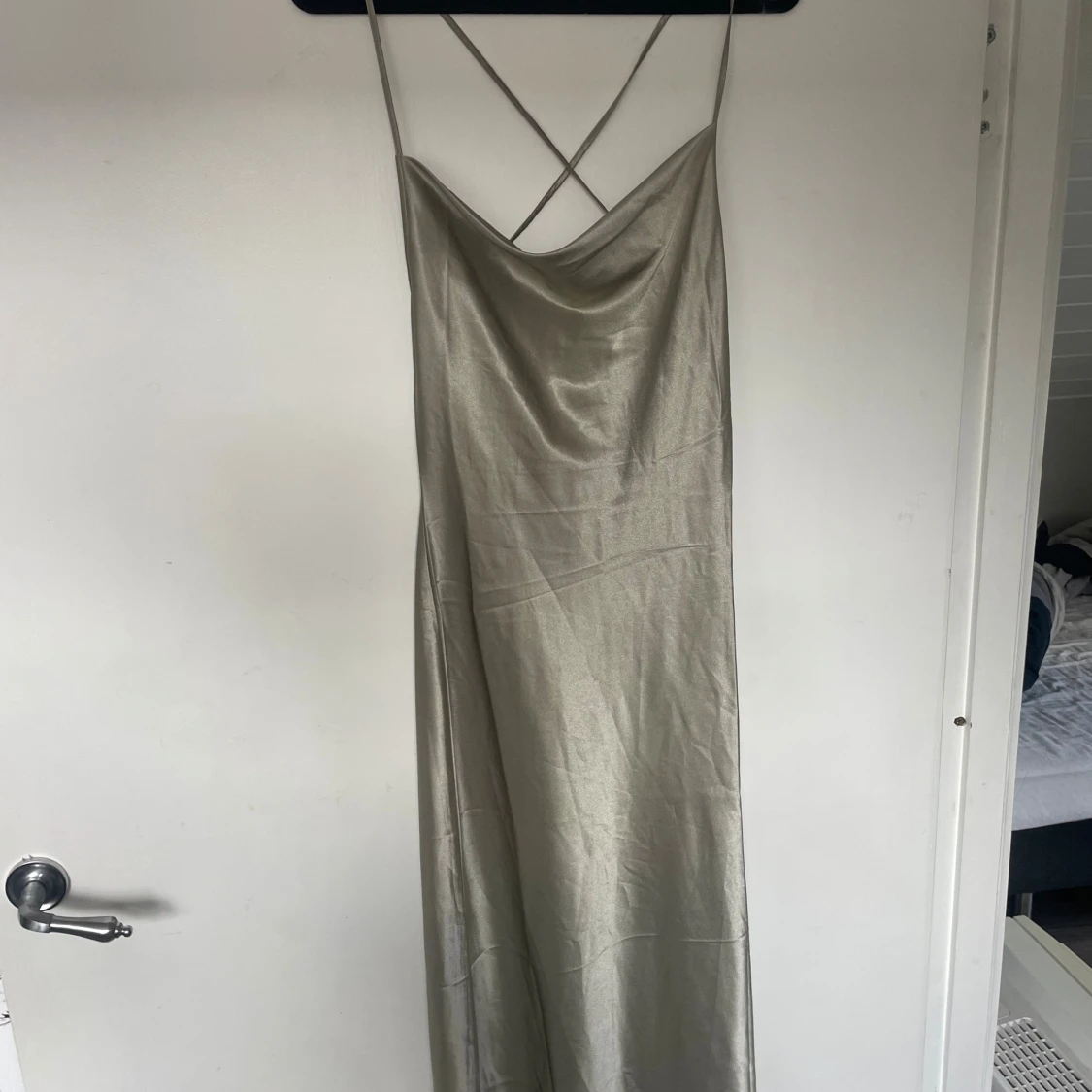 Ljusgrön silvrig långklänning med tunna band - 2