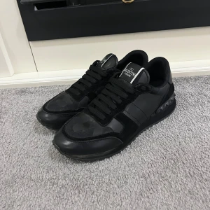 Valentino Rockrunners  - KOM MED BUD! Säljer mina snygga Rockrunners instorlek 41. De är perfekta nu inför vintern. De har två defekter en på höger bredsida som ni kan se på bilden och en på sista bilden och den är också på höger skon. Annars är dem i bra skick. KOM MED BUD!