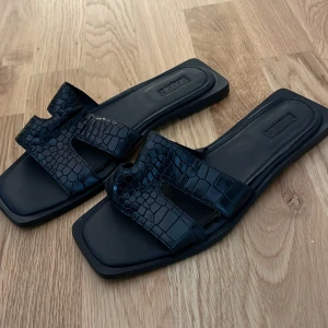 Svarta slip-ins  - Svarta slip-ins från NA-KD stl 38, aldrig använda. 