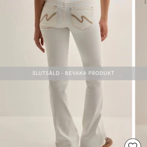 Vita bootcut jeans från Nelly!! - Super snygga slutsålda vita bootcut jeans från Nelly💕🫰🏼!! ALDRIG ANDVÄNDA!! Ny pris: 699kr, pris KAN diskuteras😇😇