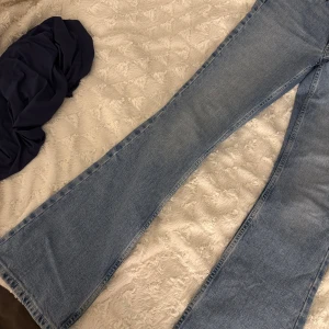 Ljusblå bootcut jeans från Junkyard - Snygga ljusblå jeans från Junkyard med bootcut passform. Endast använda två gånger 