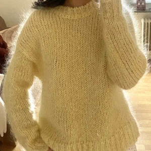 Gul fluffig stickad tröja - Populär gul stickad tröja i mohair! Slutsåld på hemsidan. Använd fåtal gånger. Perfekt för vintern! 