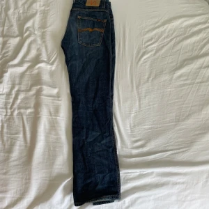 Nudie jeans - Säljer ett par mörkblåa nudie jeans i mycket bra skick. Storlek w31 l32. Pris kan diskuteras. 