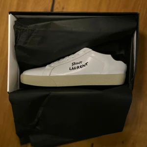 Saint Laurent skor - Tjoo, säljer ett par feta SL06 skor till dunderpris‼️‼️💯 Skick 10/10✅✅ DMa📩 vid minsta fundering eller prisförslag🤗 priset kan förhandlas🤷‍♂️ KOLLA även min profil för fler grejer✌️✌️